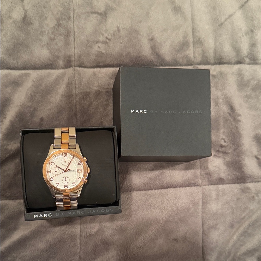 Marc by Marc Jacobs
Henry White/Rose gold colored steel